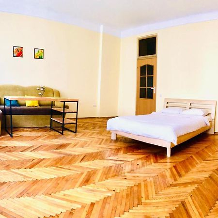 Apartment near opera on Horodotska 11 Lviv Exteriör bild