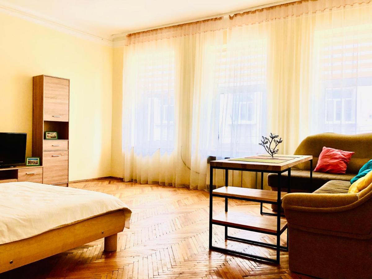 Apartment near opera on Horodotska 11 Lviv Exteriör bild