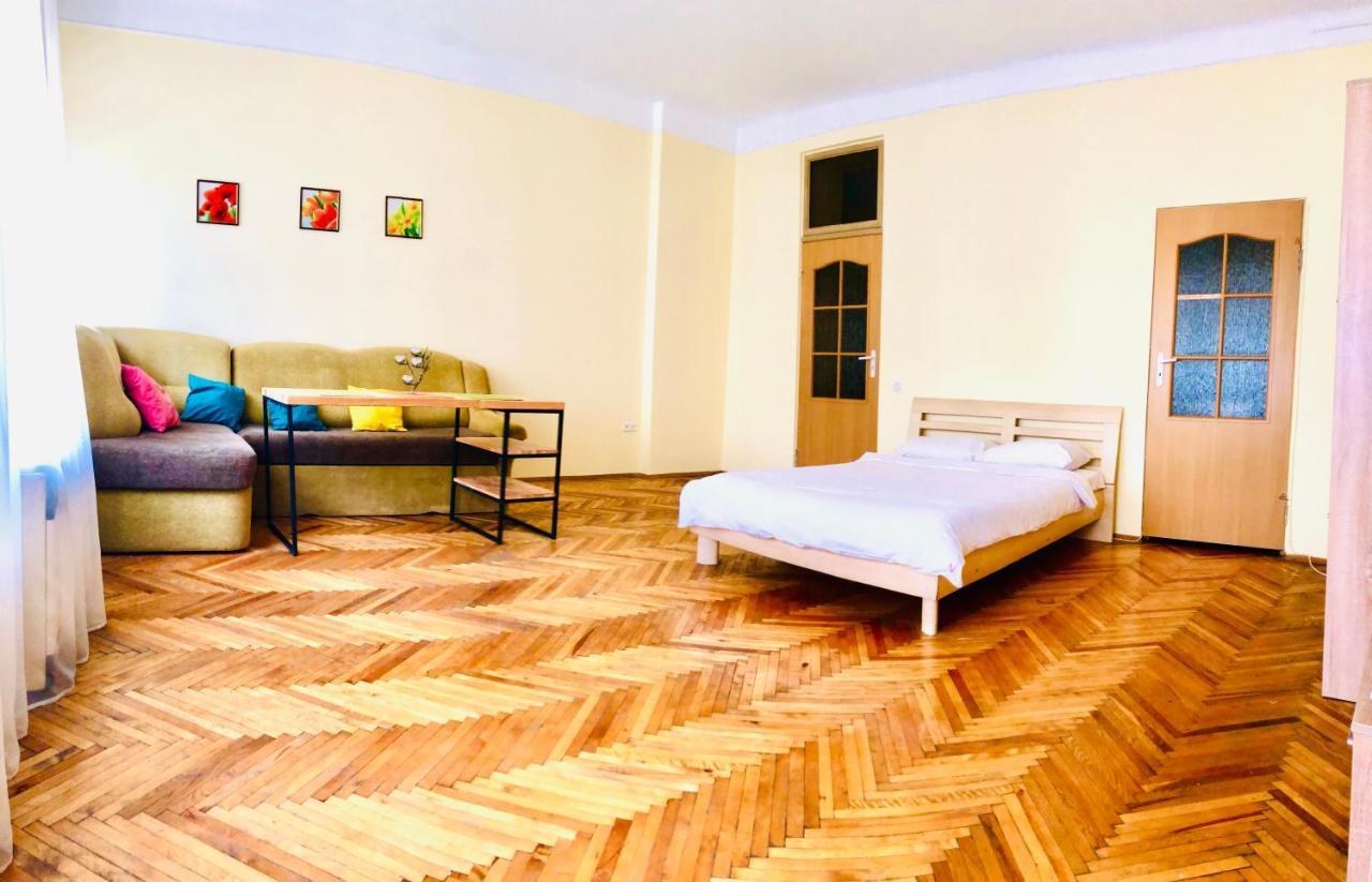 Apartment near opera on Horodotska 11 Lviv Exteriör bild